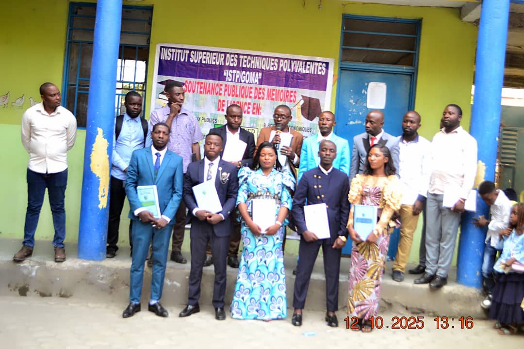Jury et diplômés en soutenance